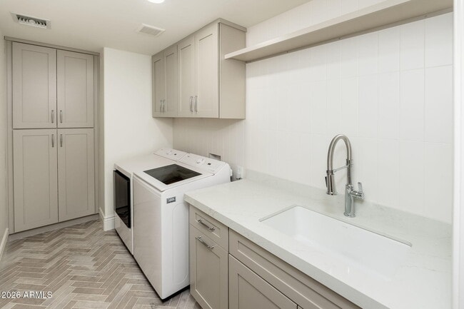 Building Photo - 4030 E Fairmount Ave