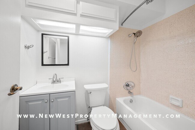 Building Photo - Recently Refreshed Point Loma 2-Bedroom at Baycrest! Small Pet OK! Available Now!