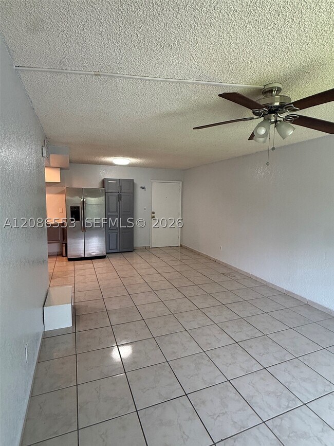 Building Photo - 606 W 81st St