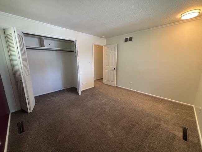 Building Photo - Great University Area Home!