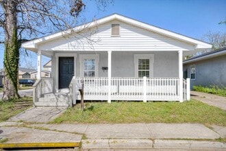 Building Photo - 953 Hopkins St