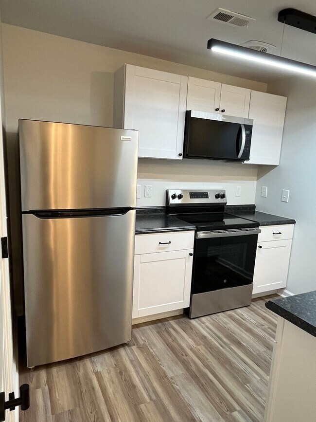 Building Photo - Refreshed 3 Bedroom End Unit Townhome near...