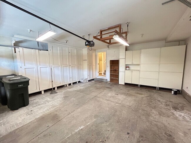 Building Photo - Updated 3 Bed/2.5 Bath Townhome in Gate Community in Anaheim