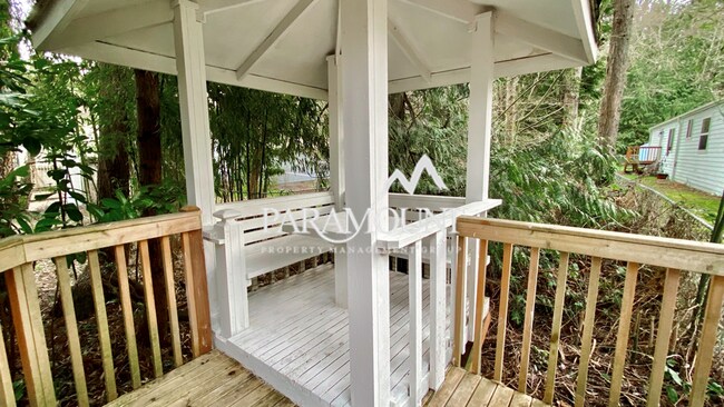 Building Photo - Bright and Modern 2 Bed with Large Bonus Room/Den!