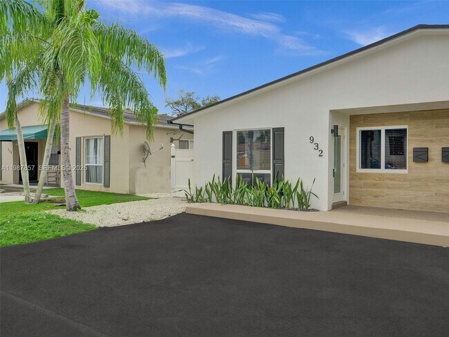 Building Photo - 932 Mandarin Isle