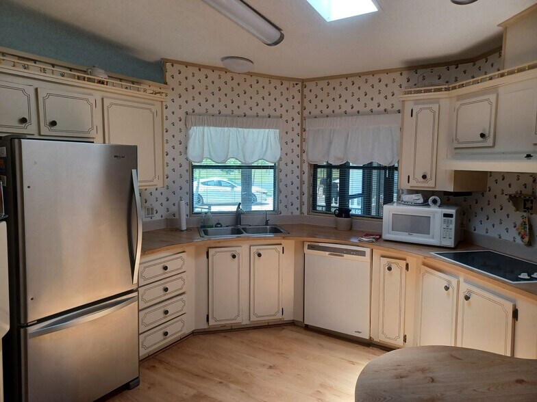Building Photo - 55 + Community Turn Key 2 Bedroom / 2 Bathroom Home in a Private Gated Community Furnisher Negoti...