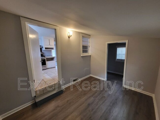 Building Photo - 203 Silver Leaf Dr