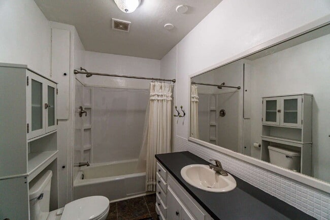 Building Photo - Updated 3-Bedroom Townhouse-Style Duplex with Modern Kitchen & Bath – Pets Welcome!