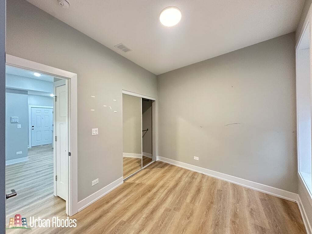 Building Photo - 442 W Belden Ave