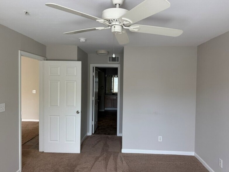 Building Photo - 700 Daniel Ellis Dr