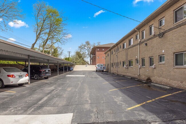 Building Photo - 2655 E Maple Rd