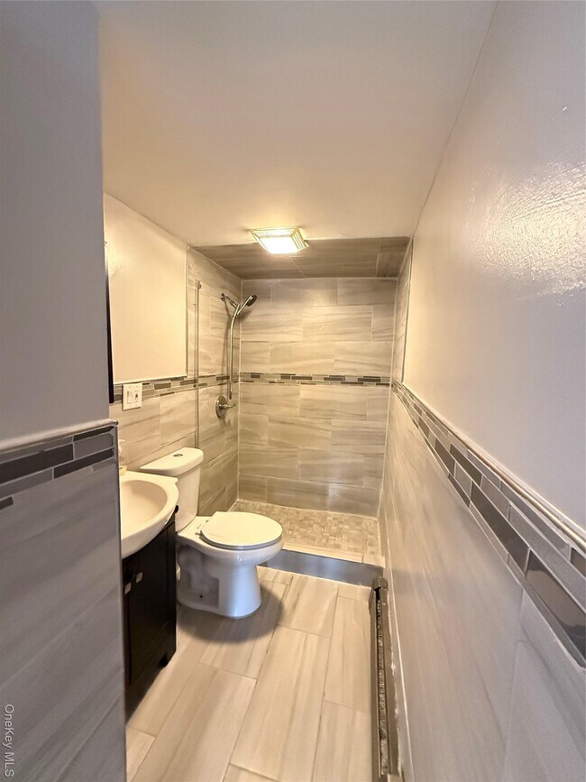 Building Photo - 610 Laurelton Blvd