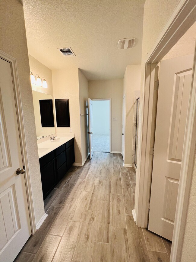 Building Photo - 6229 Mantalcino Dr