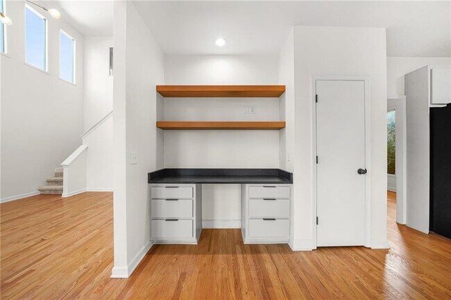 Building Photo - 1086 Pine Grove Ave NE