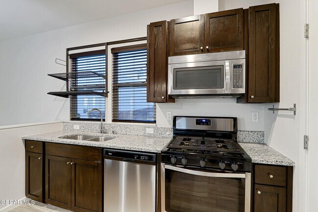 Building Photo - 4016 Camelot Heights Dr