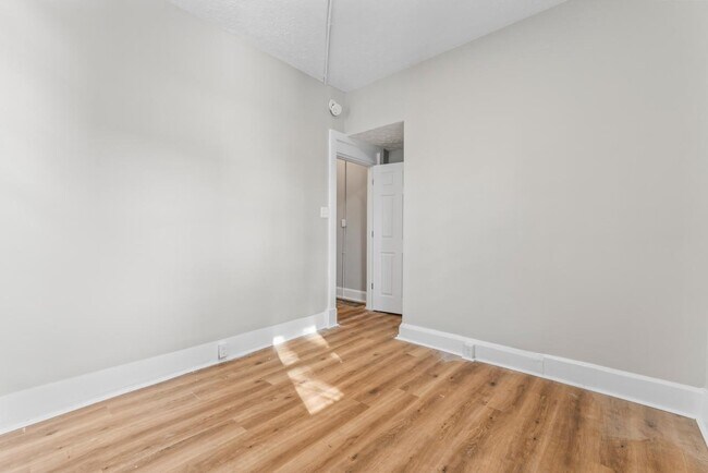 Building Photo - 621 E Main St