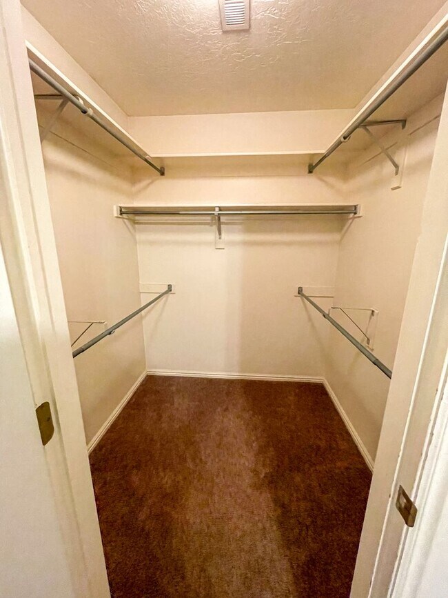 Building Photo - Charming 2 Bedroom Home in Prime Location Near Schools & Shopping