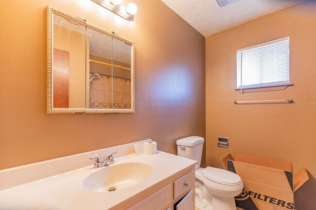Building Photo - 3 Bedroom 2 Bath Home