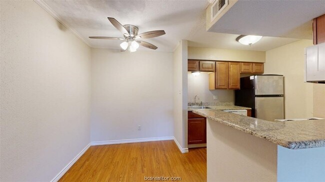 Building Photo - 904 University Oaks Blvd