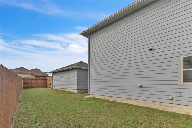 Building Photo - 440 Star Thistle St