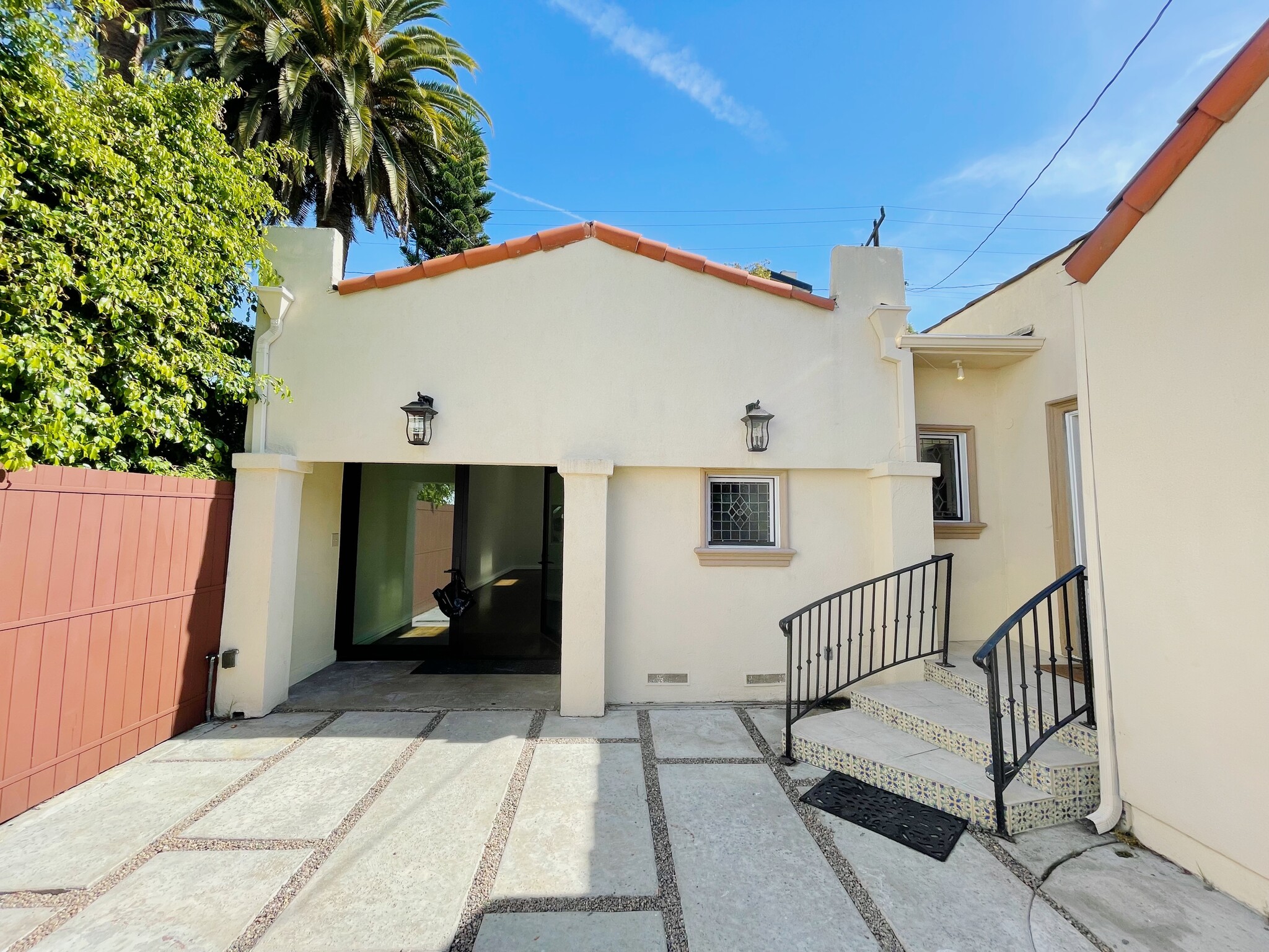 Building Photo - 728 Westbourne Dr