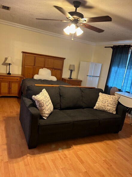 couch, table w/chairs - 630 NW 7th Ave