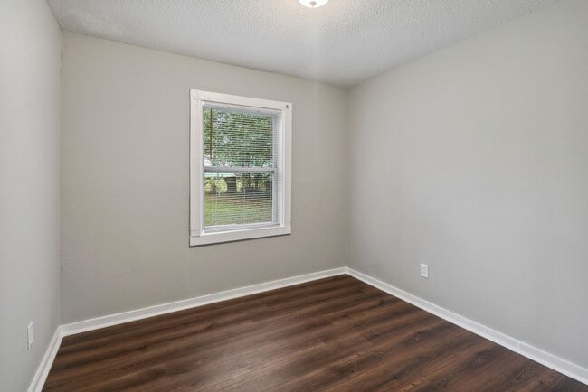 Building Photo - Large 3BR/1BA Near Ardsley Park House For Rent