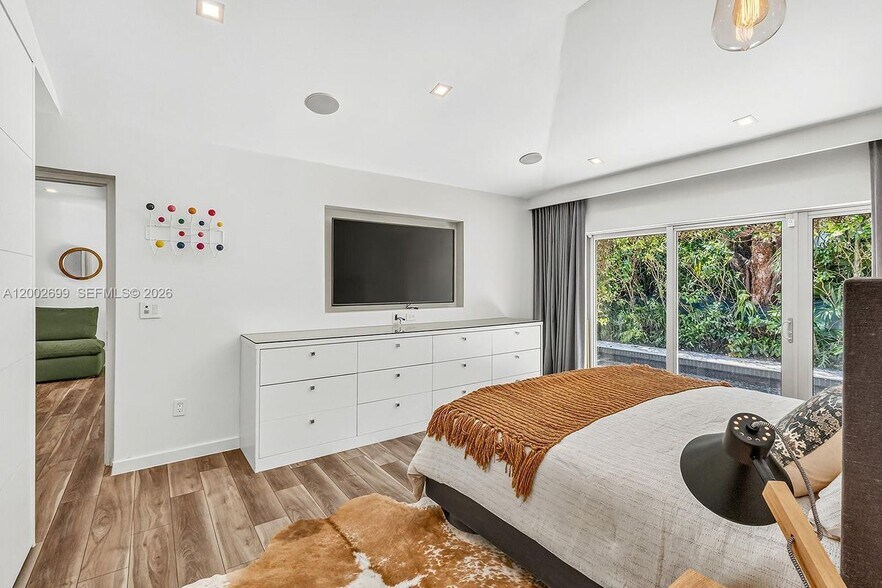 Building Photo - 570 NE 52nd Terrace