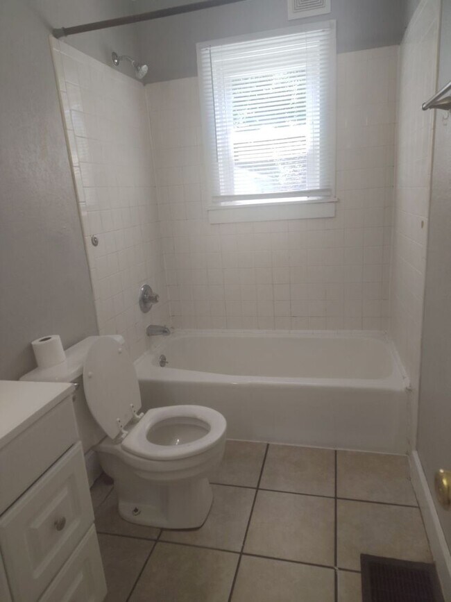 Building Photo - 868 Clarks Ln