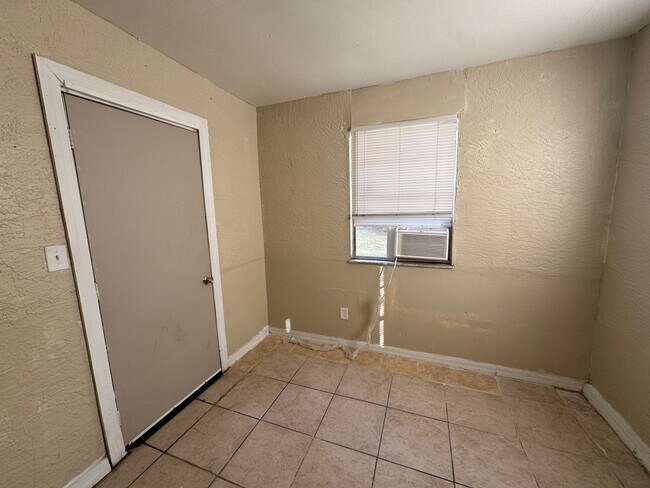 Building Photo - 1209 Carlsbad Pl