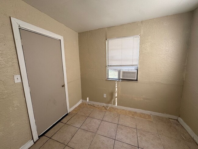 Building Photo - Spacious 4BR Home in Orlando – Move-In Ready with Parking & Great Location!