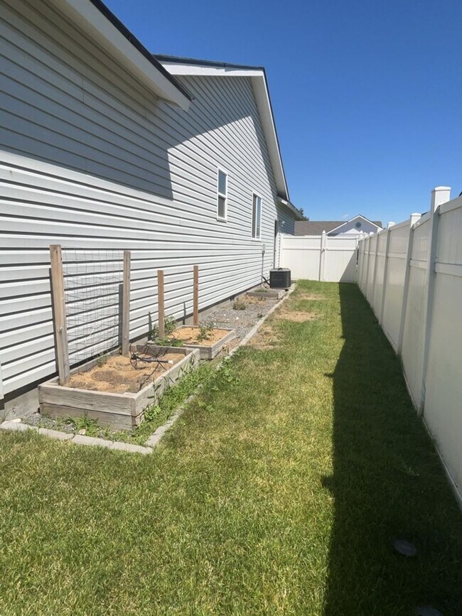 Building Photo - 1537 Foxglove Ave