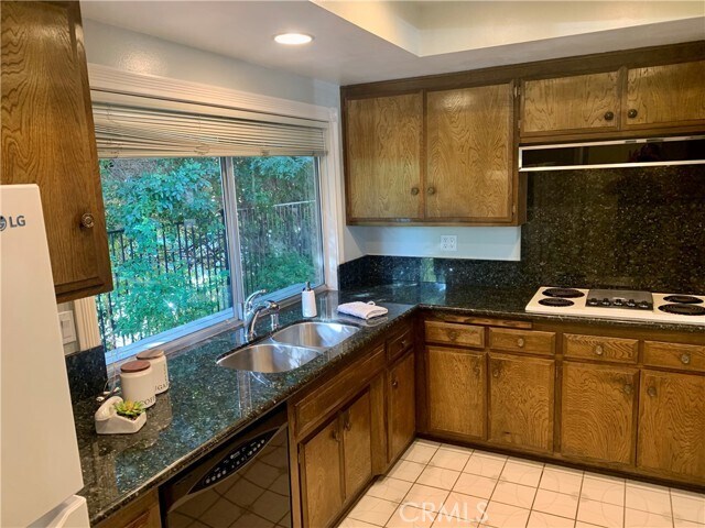 Building Photo - 23211 Meadowbrook Cir