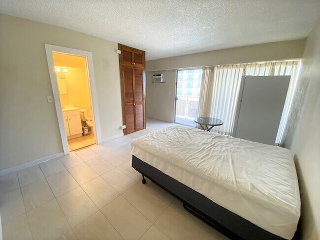 Building Photo - Studio near Waikiki Beach