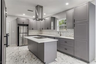 Building Photo - 729 S Waverly Dr