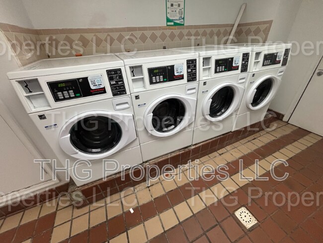 Building Photo - 671 Lincoln Ave