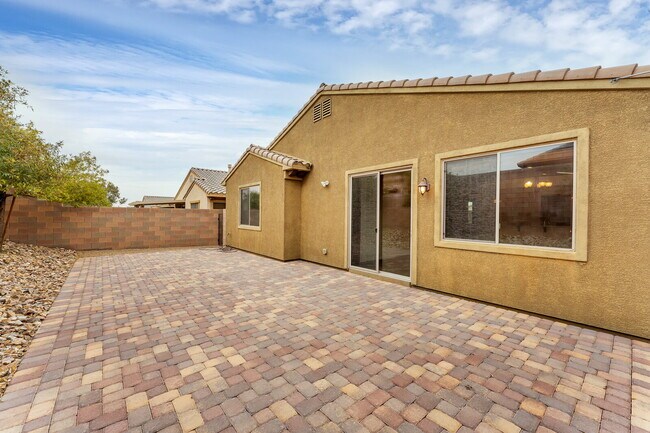 Building Photo - "Charming 3-Bed Oasis with 2 Baths in Henderson – 1716 Sq Ft of Comfort!"