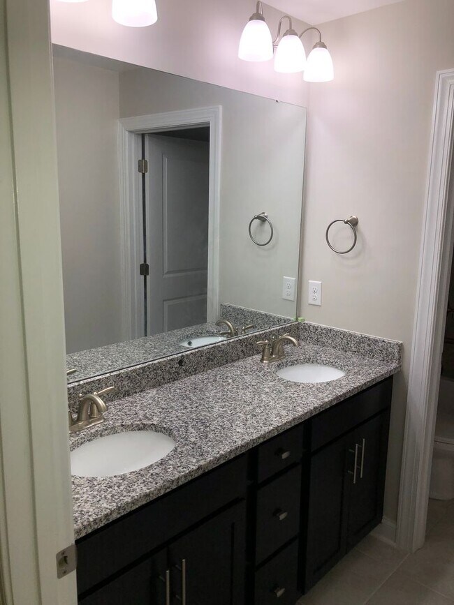 Building Photo - Lake Front Community 4 bed, 3 bath