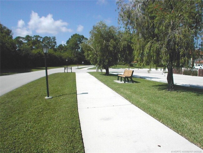 Building Photo - 911 SW South River Dr