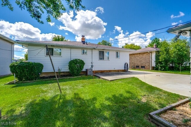 Building Photo - 24665 Robinia Dr