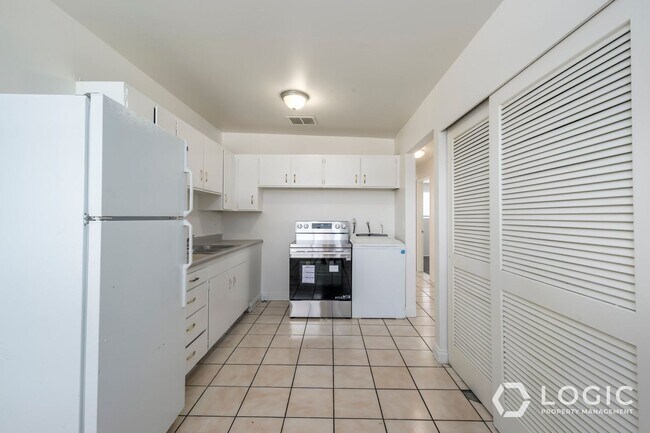 Building Photo - 1610 Ivy Cir