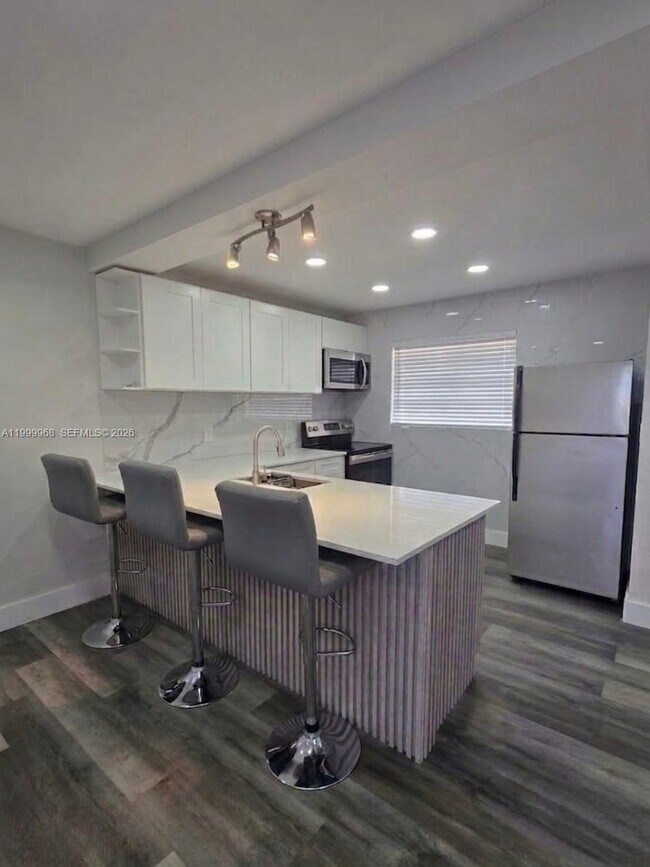 Building Photo - 16400 NE 17th Ave