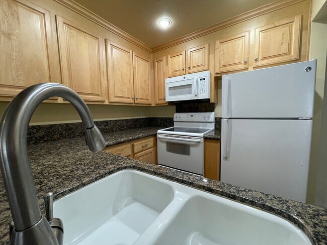 Building Photo - Adorable 1bdrm + loft in Lake Forest