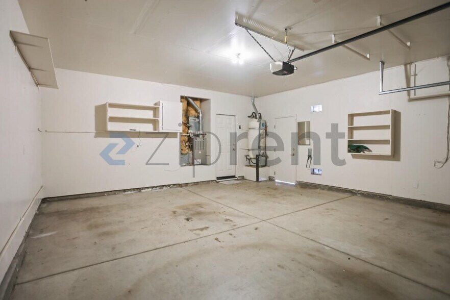 Building Photo - 1833 Rail St