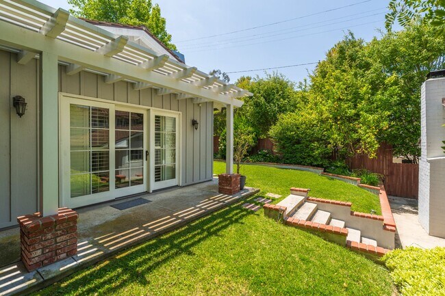 Building Photo - Valmonte 3 bed/3 bath Home plus guest house.