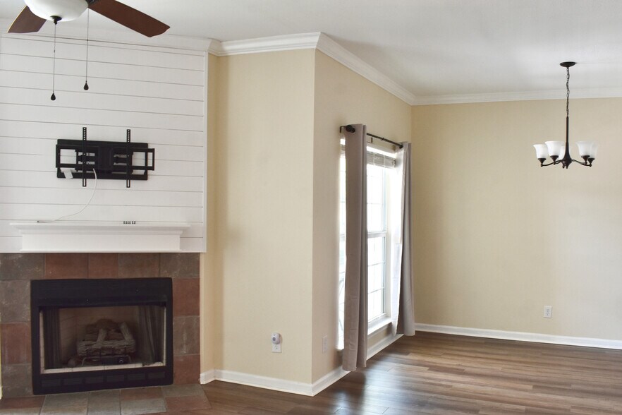 Building Photo - 700 Daniel Ellis Dr