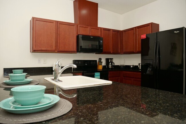 Building Photo - Beautiful Fully Furnished 4-Bedroom Home i...