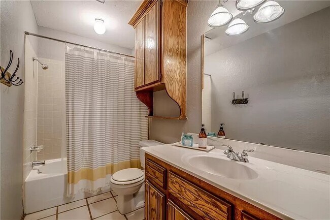 Building Photo - 2513 Redwood Ln