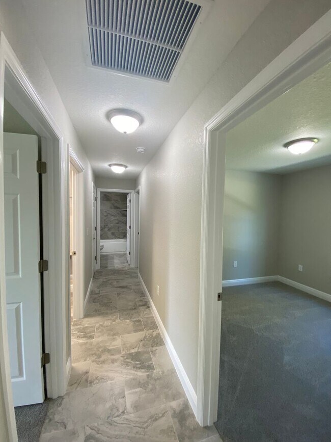 Building Photo - Desirable SW Ocala Neighborhood 4/2/2 *WON...