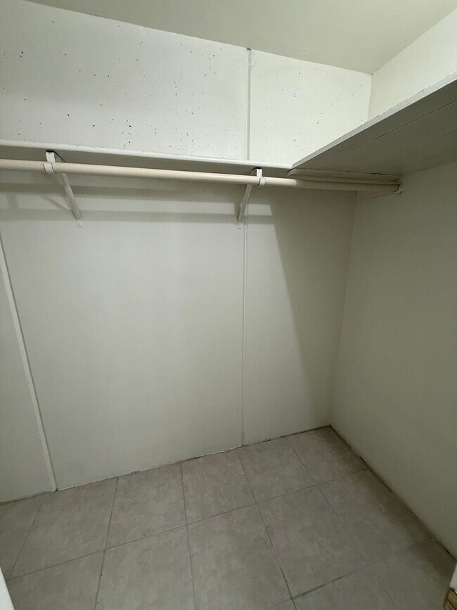 Building Photo - 3 bedroom 2 bath condo in Ridgecrest in  Waikalani comes with 2 parking